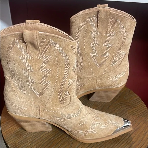 Silver-Tipped Tan Above Ankle Booties Western Style - Picture 5 of 11